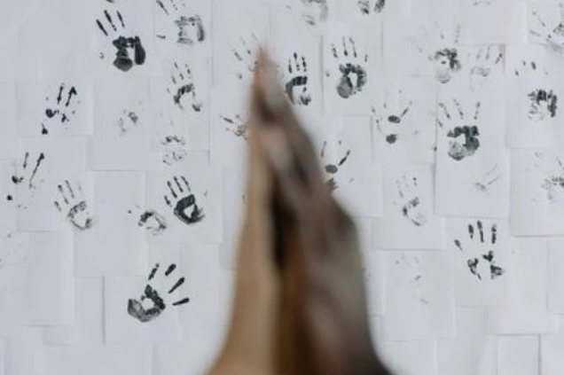 Community hands and outreach support